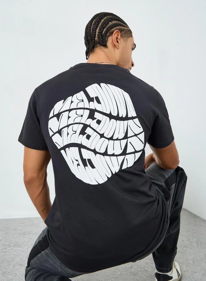 ستايلي تيشيرت بياقة دائرية بقصة عادية مع طبعة جرافيك